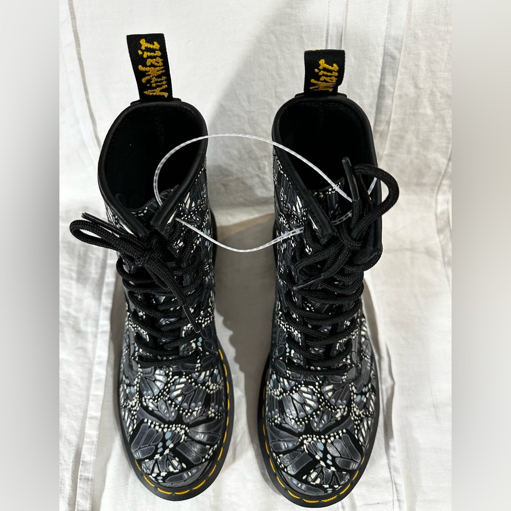 Dr. Martens Women’s 1460 8 Eye Lace Up Butterfly Grey E. H. Suede Boots Sz 6 New - Picture 8 of 15